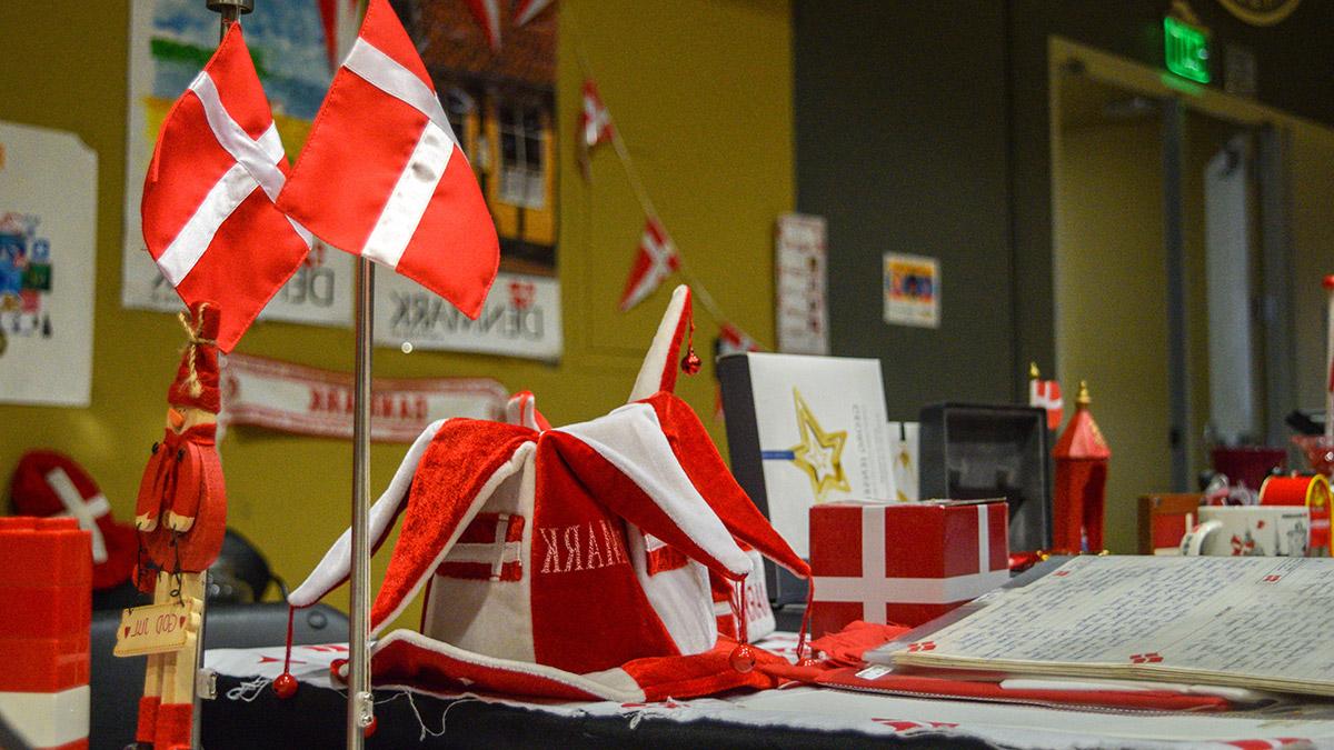其中包括一个带有丹麦国旗的看台, 帽子:参加体育比赛时戴的装饰性帽子, Legos, a Christmas figurine, 还有几张丹麦的海报. 