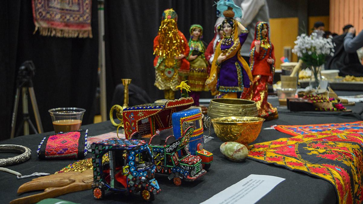 Small, 自动人力车或嘟嘟车的装饰复制品, 还有浮雕金碗, tapestries, 木雕和巴基斯坦国旗.